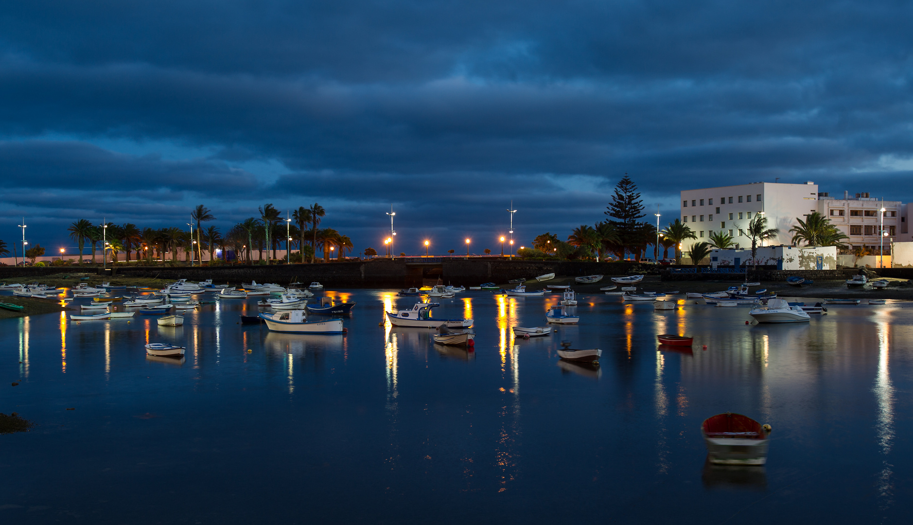 Arrecife  -  kleiner Hafen - zur Blauen Stunde