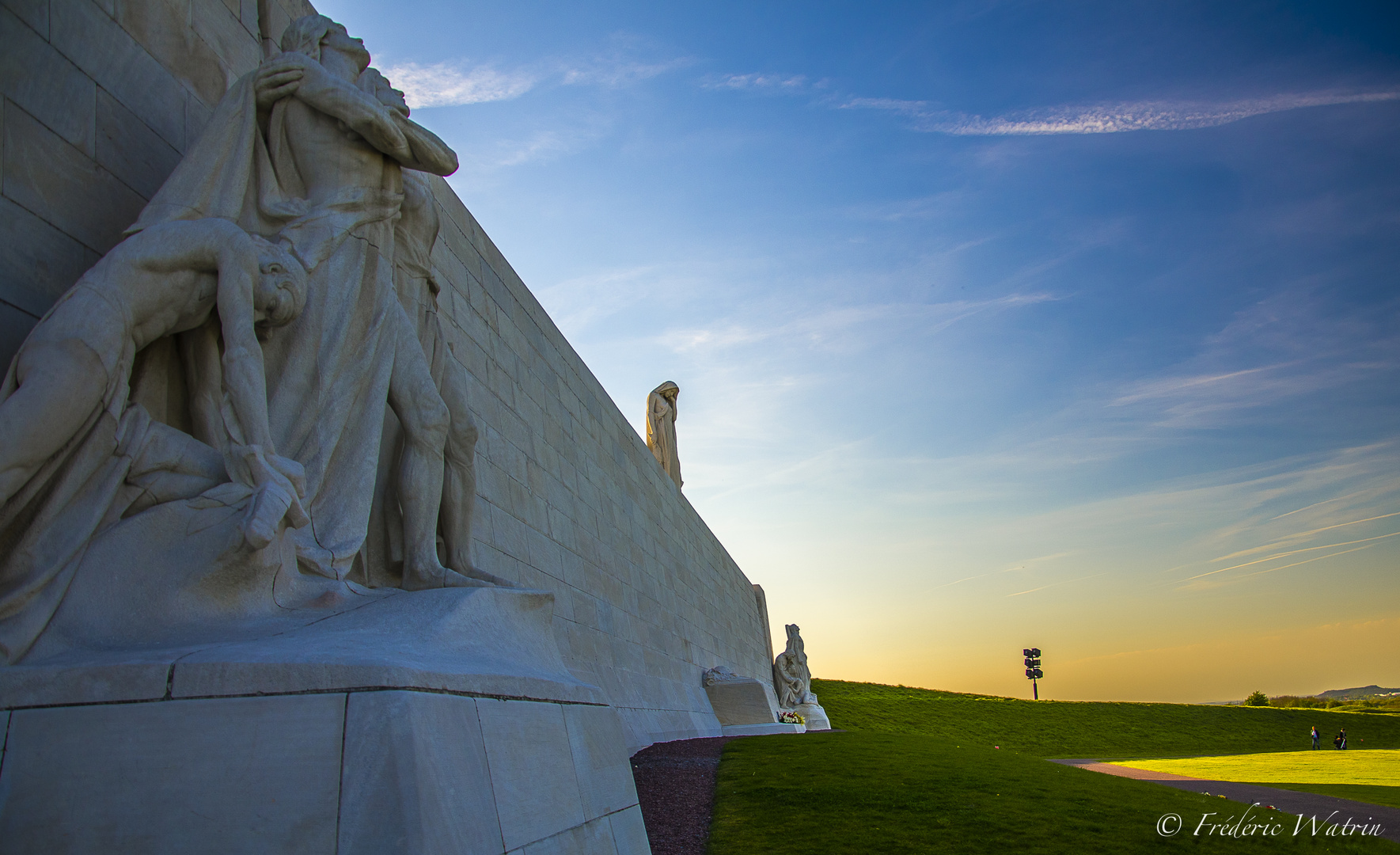 Arrière du Monument Canadien de Vimy, au Coucher de Soleil