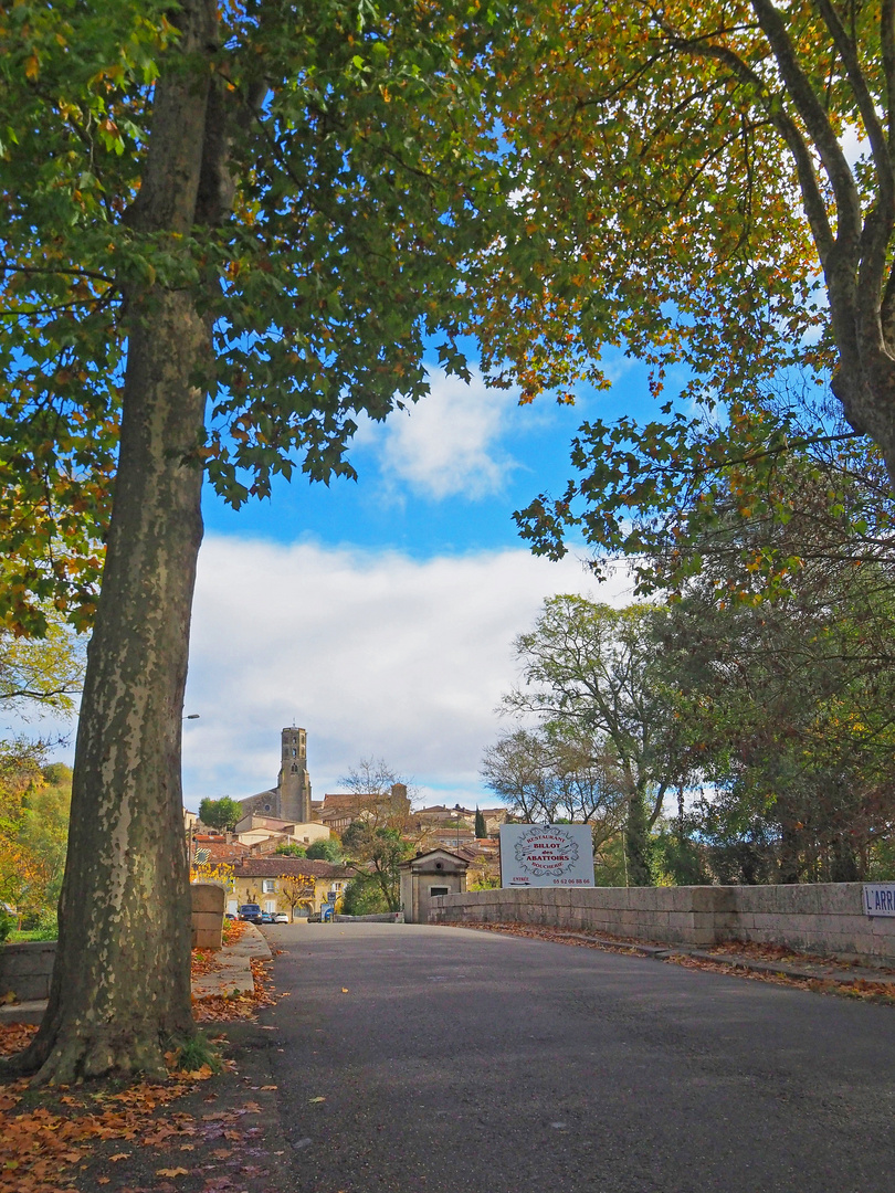 Arrivée à Mauvezin en automne, avec l‘Eglise Saint-Michel