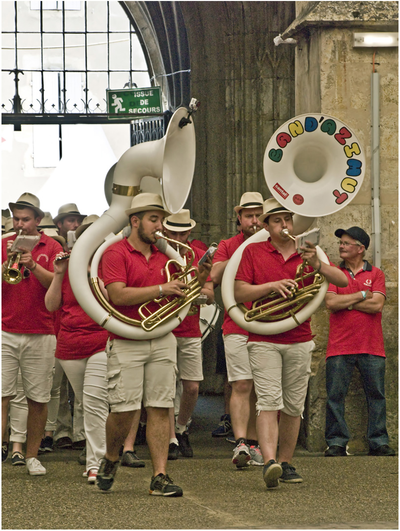 Arrivée d’une banda au Cloître de Condom