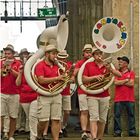 Arrivée d’une banda au Cloître de Condom