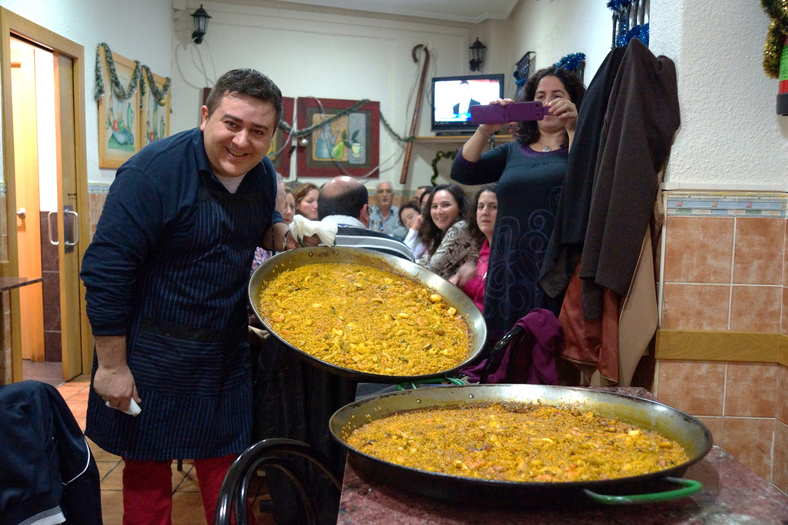 ARROZ A BANDA EN Bar LOS MOCHUELOS . COMIDA DE NAVIDAD.