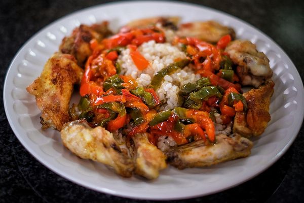 Arroz con alitas de pollo y pimientos con cebolla 