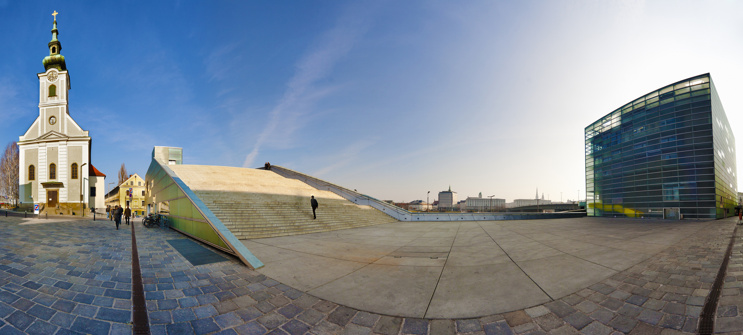 Ars Electronica Center und Stadtpfarrkirche Uhrfahr in Linz,