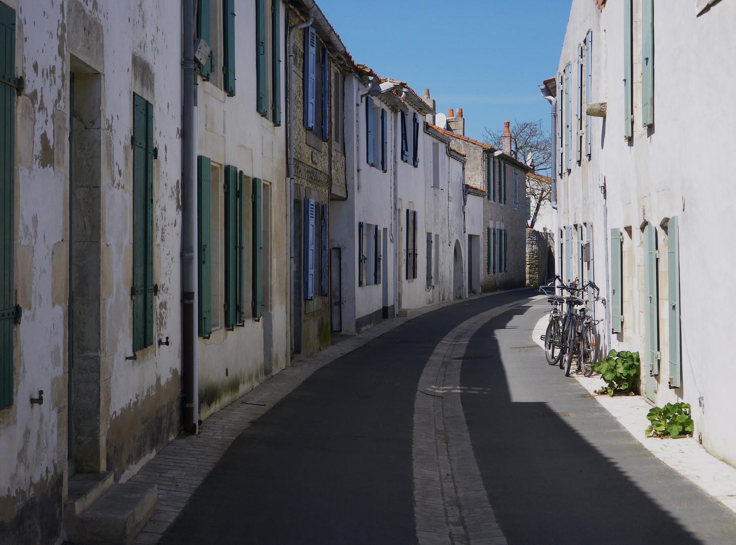 ars en ré, une rue........