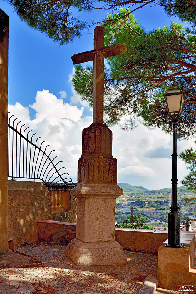 Artá, Cruz delante del monasterio