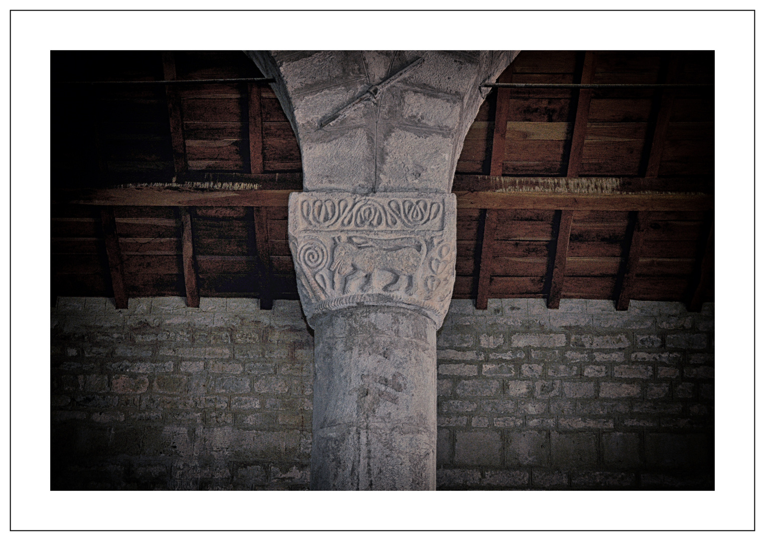Arte longobarda carolingia in Italia - particolare su colonnato ( sec XII )