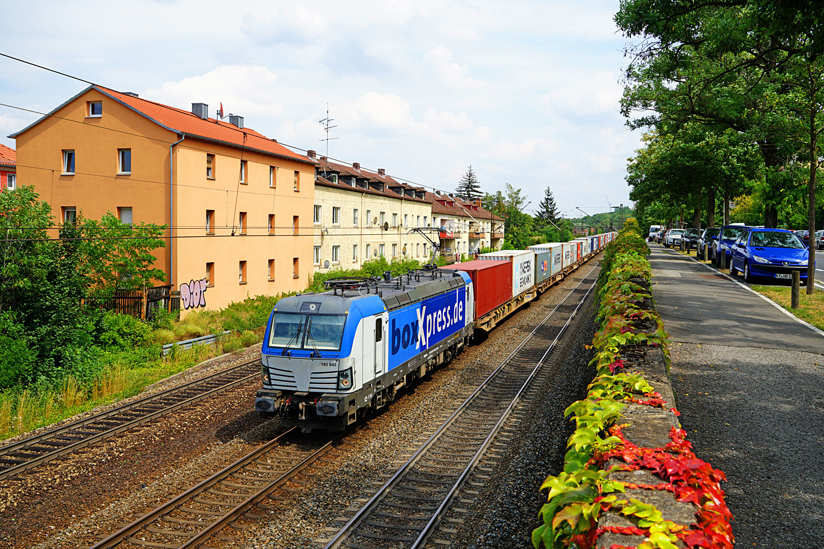 Artgerechte Haltung: BoXXpress Vectron mit Container-Zug