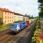 Artgerechte Haltung: BoXXpress Vectron mit Container-Zug