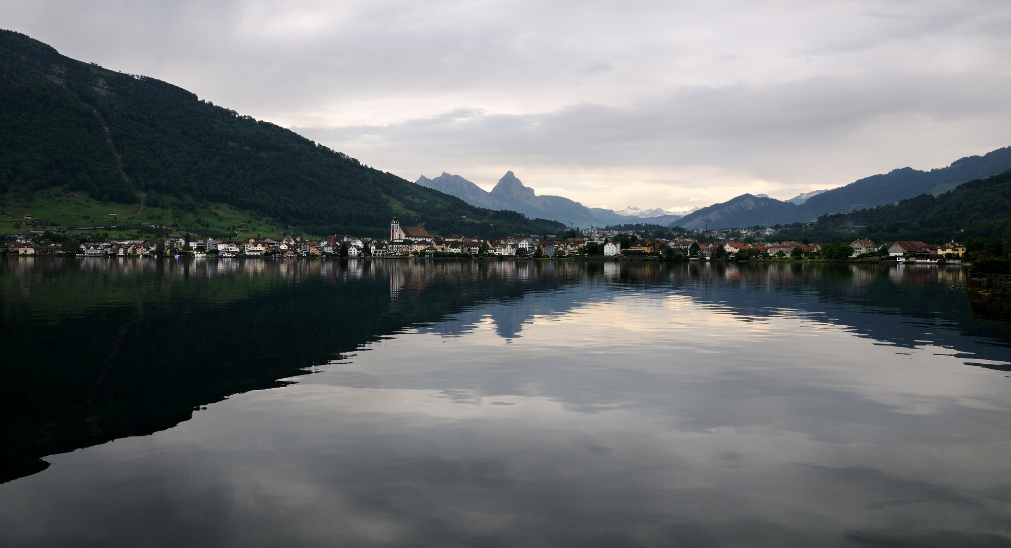 Arth am Zugersee mit den Myhten im Hintergrund.