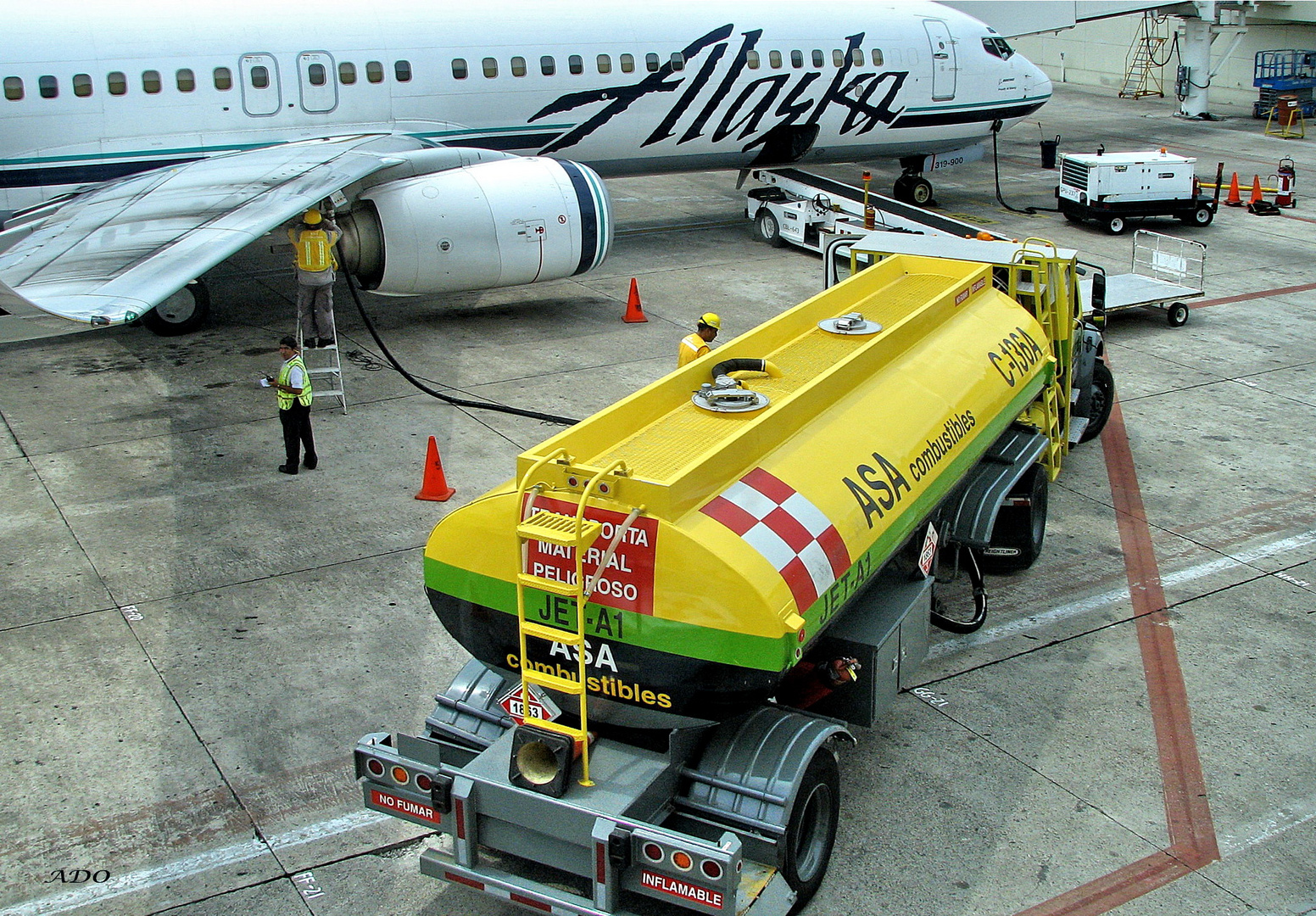 ASA et un avion Alaska Airlines à l'aéroport