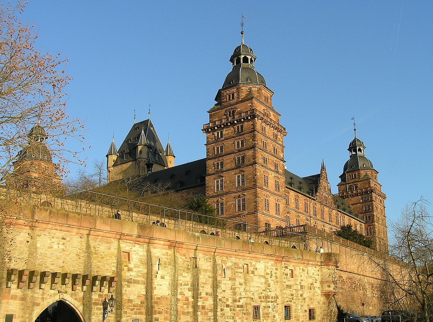 Aschaffenburger Schloss mit Schlossmauer