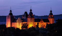 Aschaffenburger Schloss nachts leuchtend