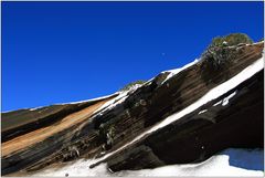 Asche und Lavaschichten verziert mit Neuschnee