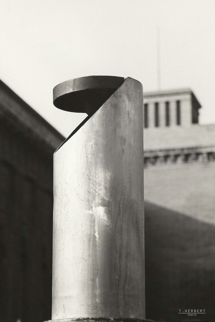 Aschebecher vor Pergamon Museum, Berlin 1987