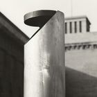 Aschebecher vor Pergamon Museum, Berlin 1987