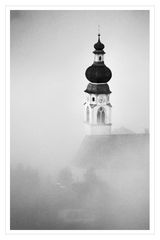 ... Ascher Kirche im Morgennebel ...