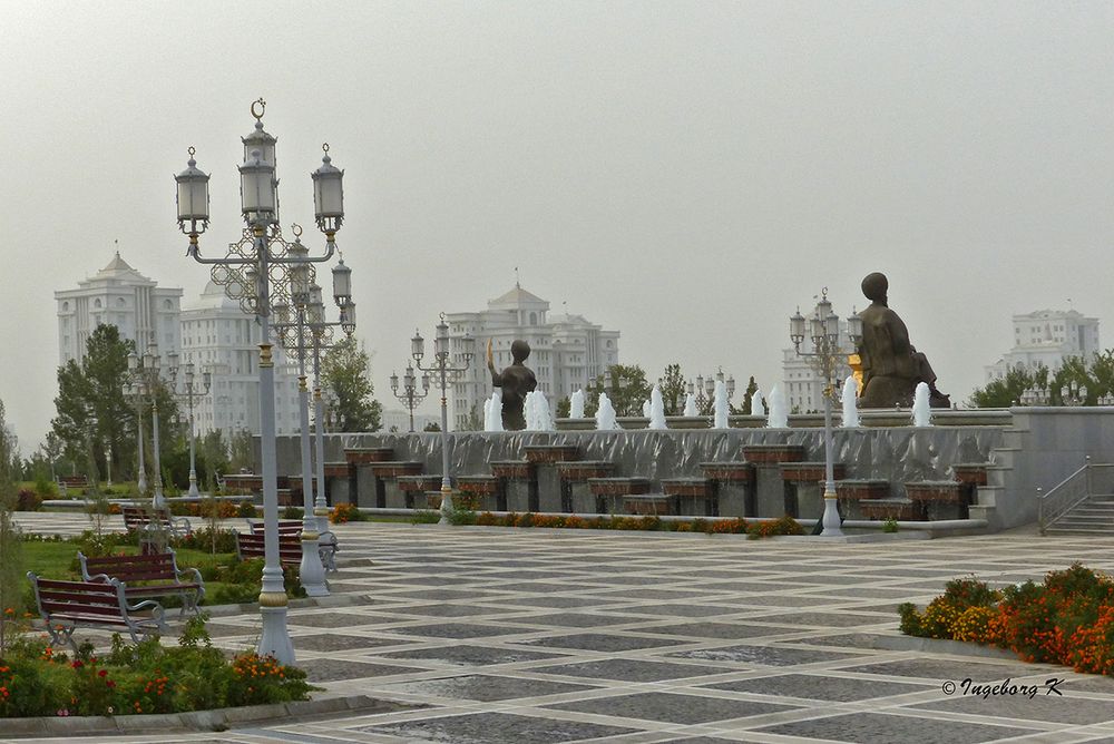 Aschgabat - Brunnenanlage mit Statuen im Zentrum