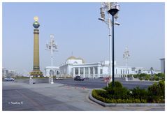 Aschgabat - Platz mit Regierungsgebäuden