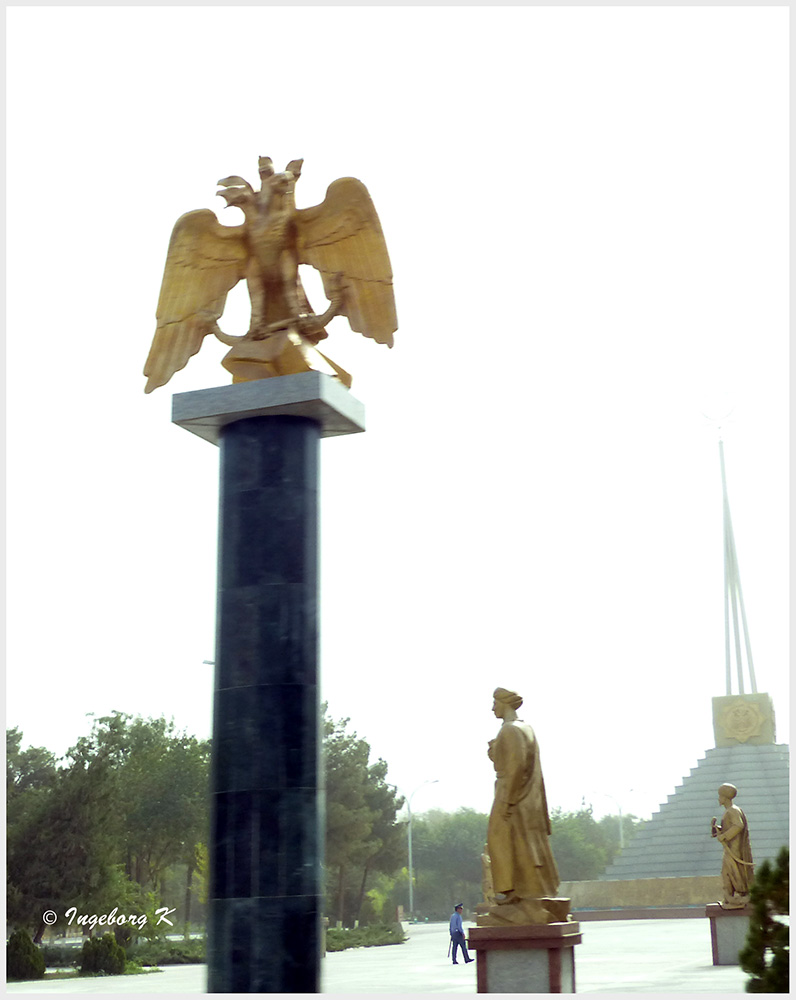 Aschgabat - Platz mit Säule und Adler - was hier wie Gold glänzt, ist reines Blattgold