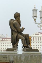 Aschgabat - Statue-am-Palast