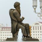 Aschgabat - Statue-am-Palast