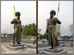 Aschgabat   Statuen vor dem Palast