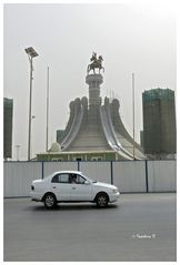 Aschgabat - Stautue-vor-Palast- bei Sandsturm