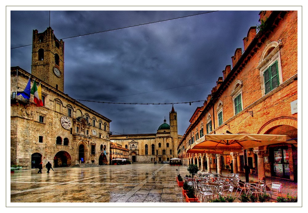 ASCOLI PICENO Piazza del Popolo (in HDR)