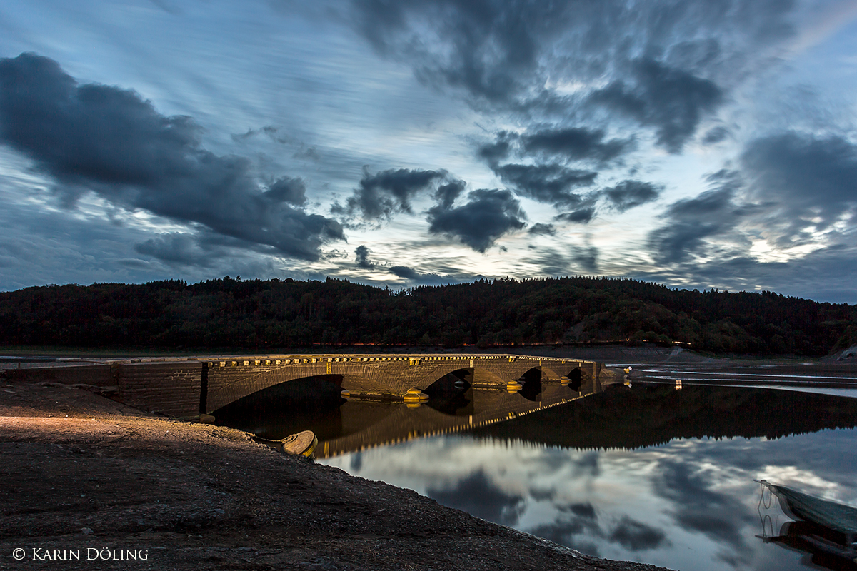 Aseler Brücke am Edersee taucht auf