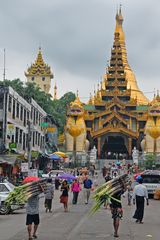 AshaeBet Saung Tan and Gyar Twaya St to the Shwedagon complex