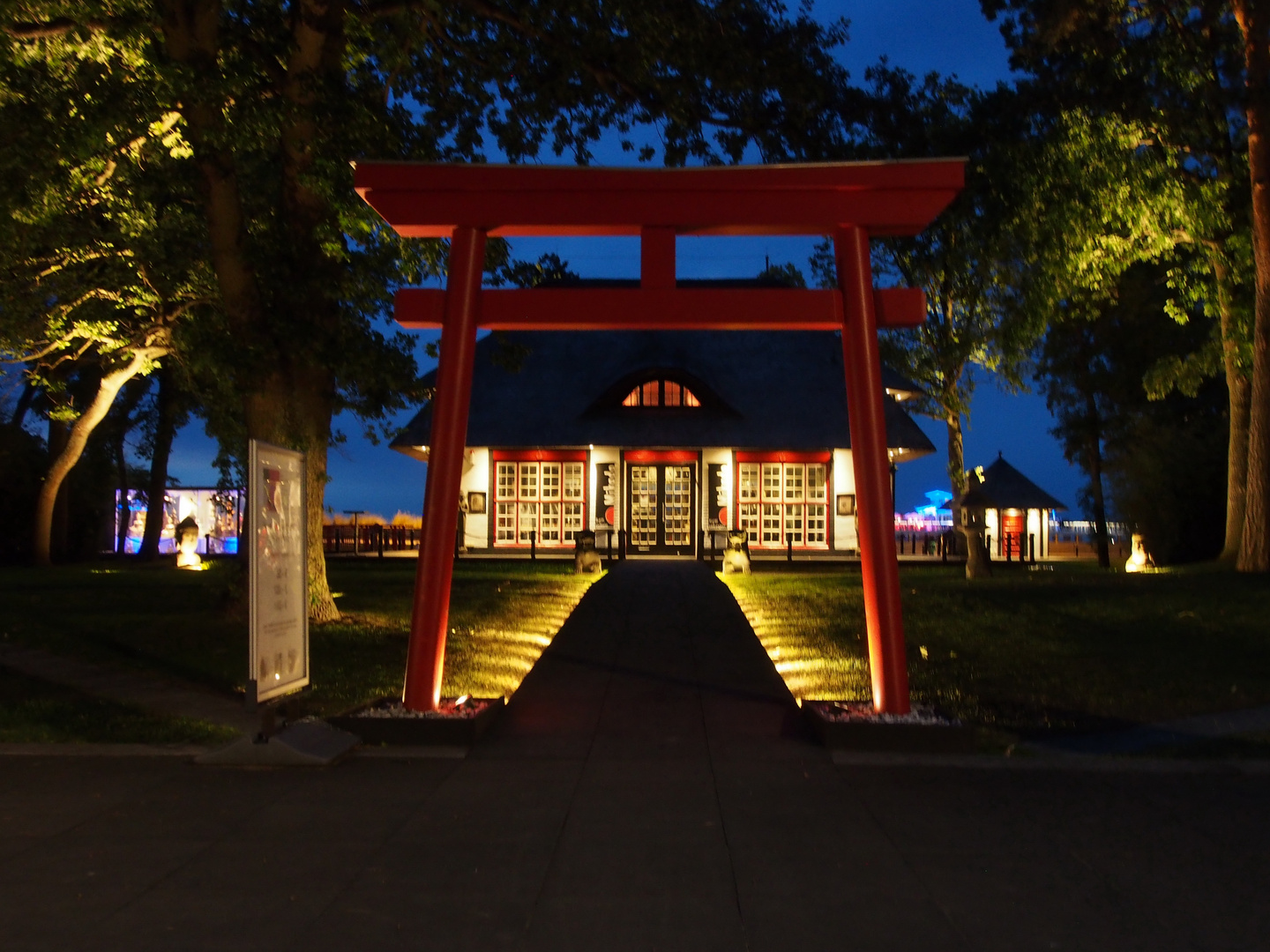 Asia-Kunsthandlunng am Abend