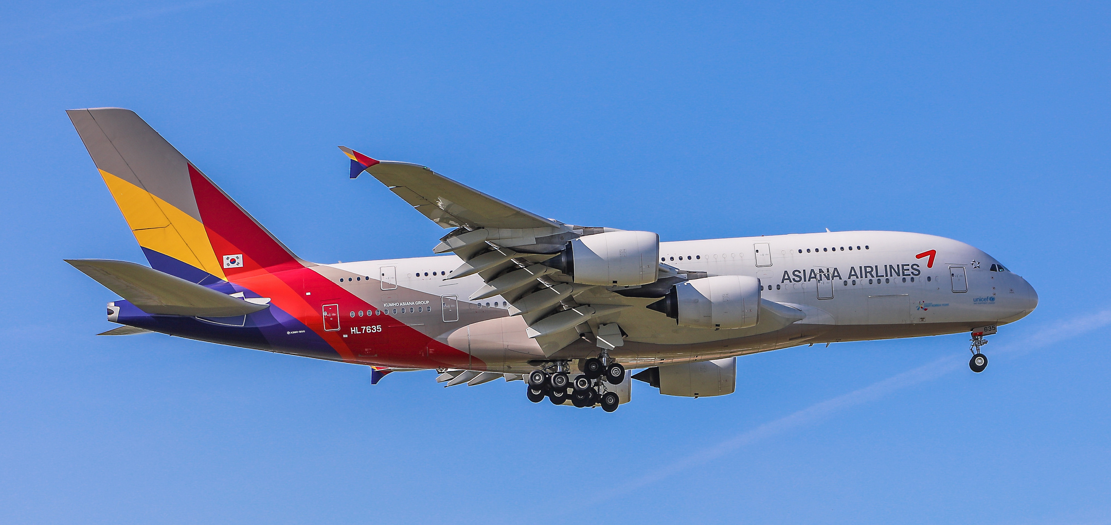 --- Asiana Airlines A 380 ---