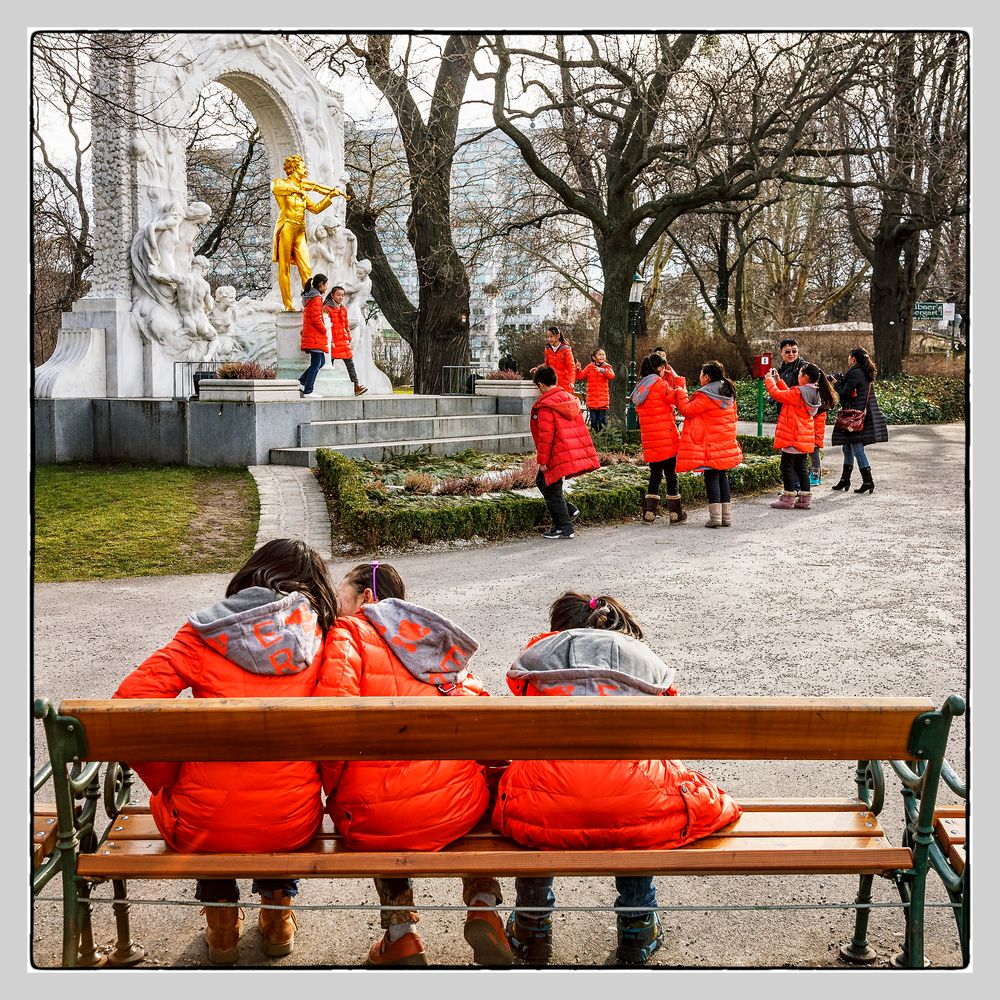 Asiatische Nachwuchsmusiker beim Johann Strauss Denkmal.