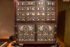 Asiatischer Holzschrank mit Intarsienarbeiten