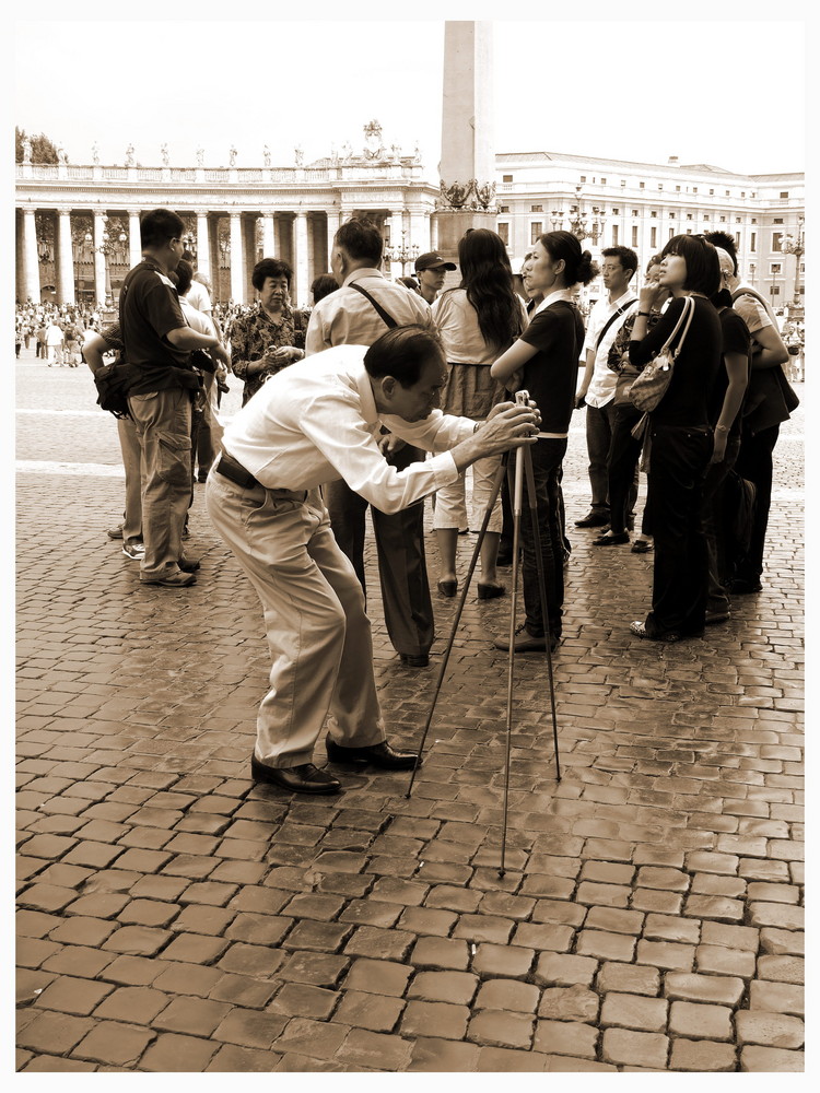 Asiatischer Tourist auf dem Petersplatz in Rom.