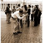 Asiatischer Tourist auf dem Petersplatz in Rom.