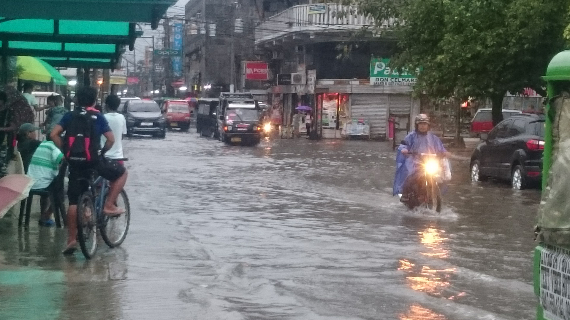 Asiatisches Stadtleben nach strömendem Regen