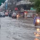 Asiatisches Stadtleben nach strömendem Regen