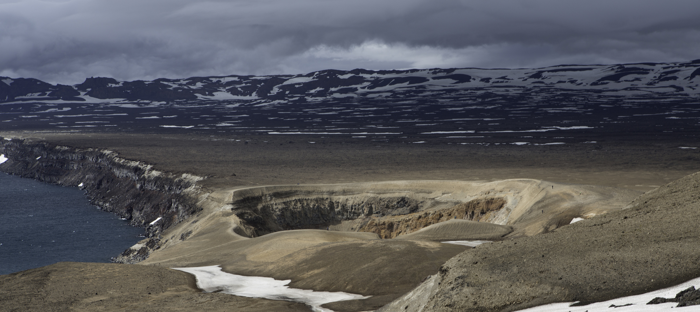 [ … Askja-Caldera und Viki-Krater ]