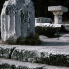 Asklepion, Säulenfragmente vom Tempel des Apollo