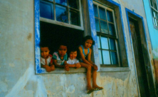Asomados en la ventana.