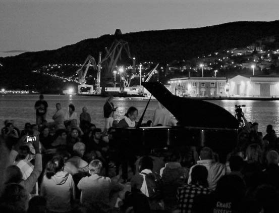 Aspettando l'alba, concerto sul molo.