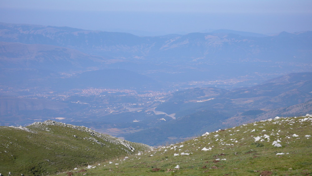 Assergi bei L´ Aquila vom Campo Imperatore aus ( Der Blick der G 8-Konferenz )