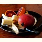 ASSIETTE DE FRUITS SUR LA TABLE