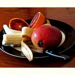 ASSIETTE DE FRUITS SUR LA TABLE