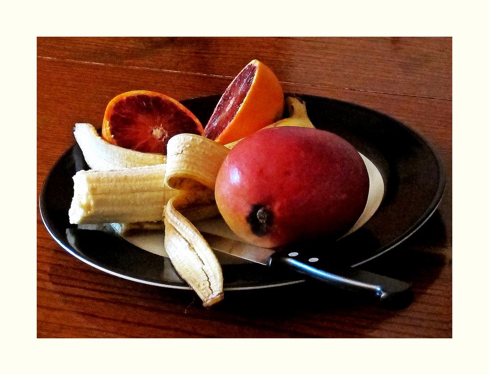 ASSIETTE DE FRUITS SUR LA TABLE