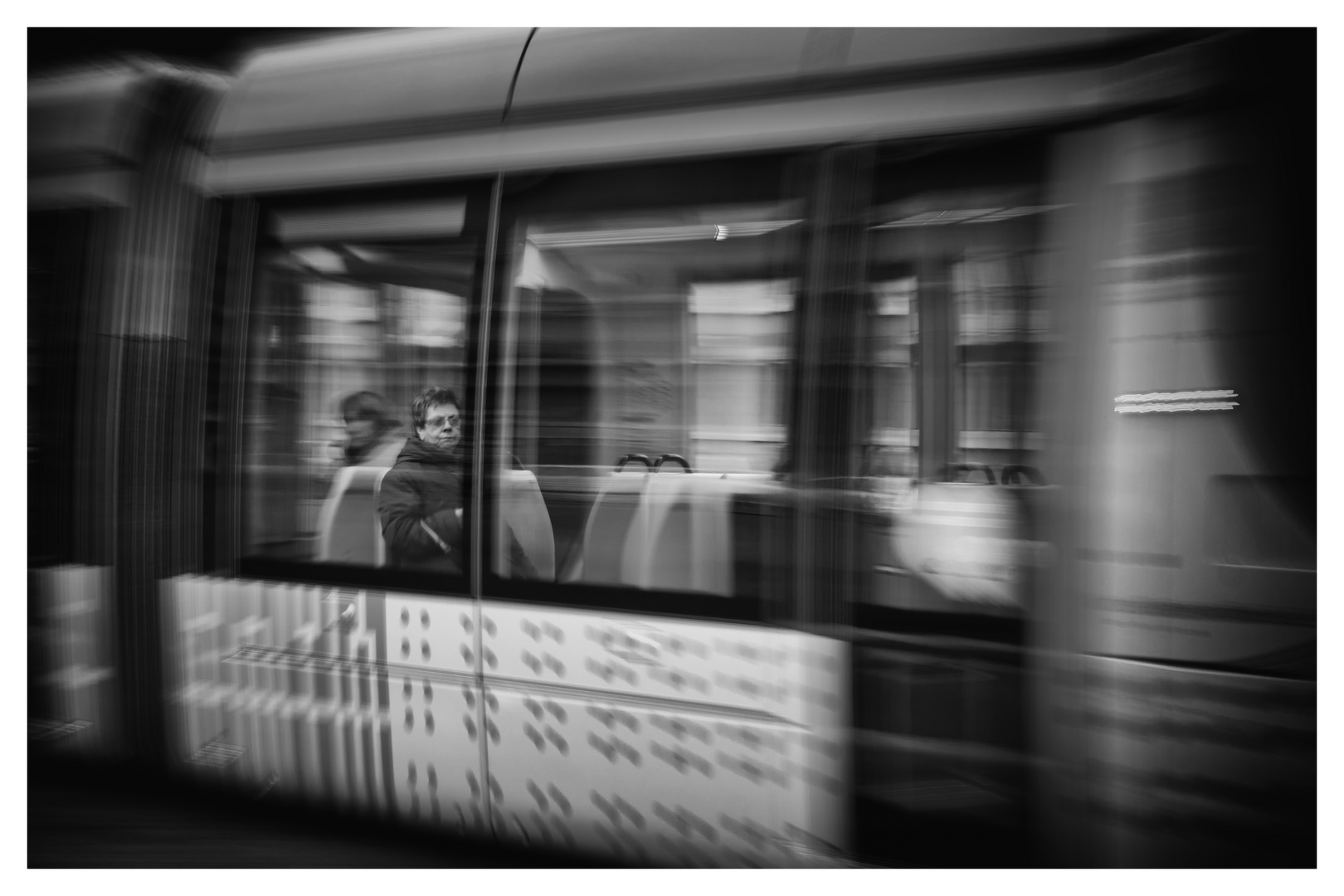 Assis dans le tramway