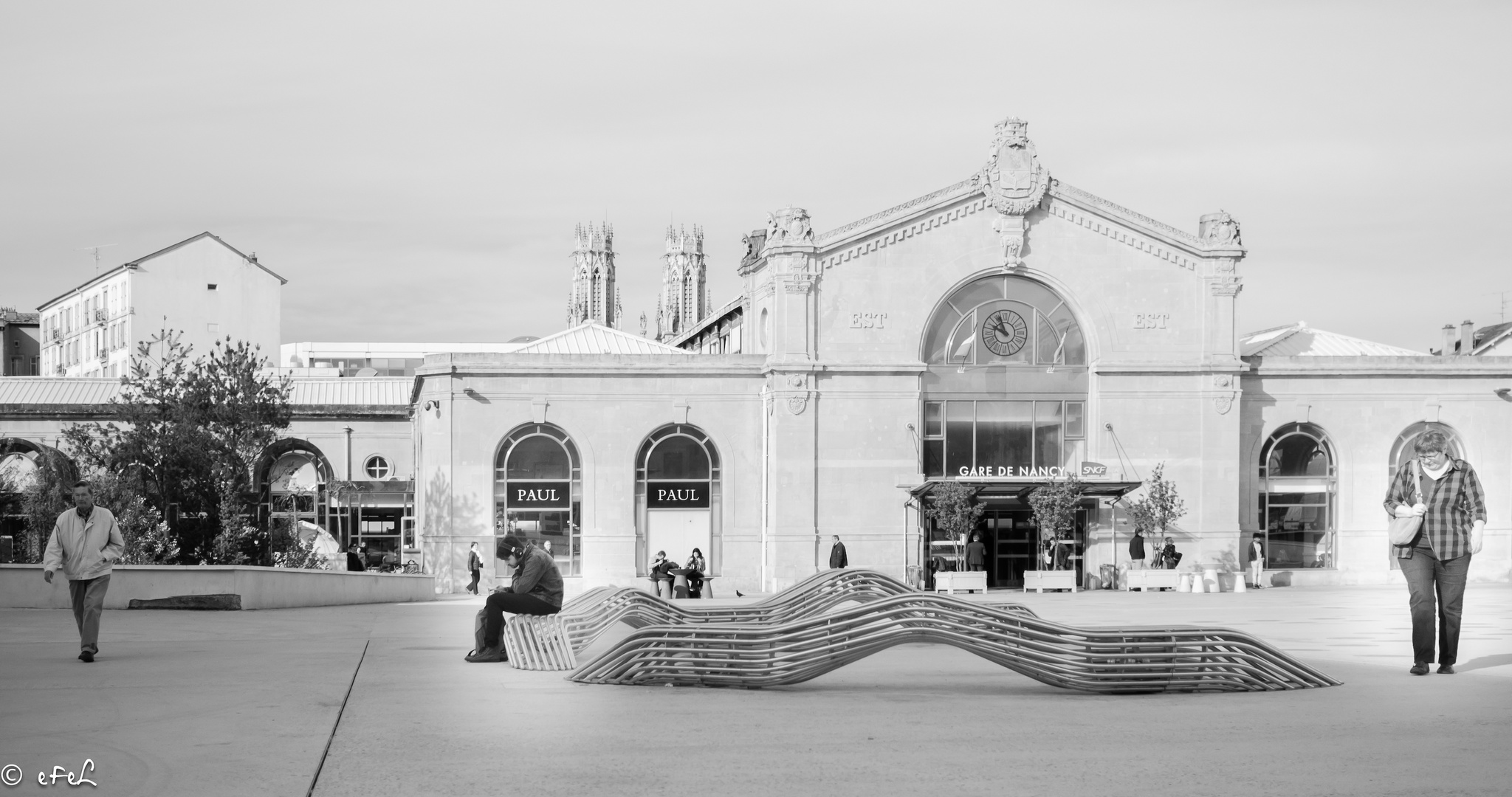 Assis devant la gare mais dans son monde virtuel informatique