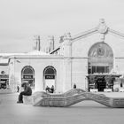 Assis devant la gare mais dans son monde virtuel informatique